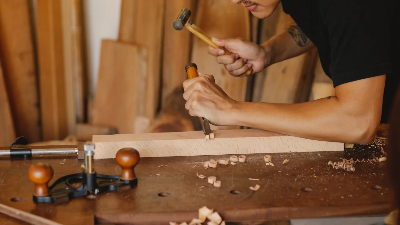 Manual assembly in furniture